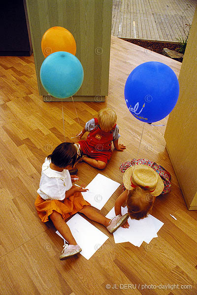 enfants et ballons de baudruche - children and balloons